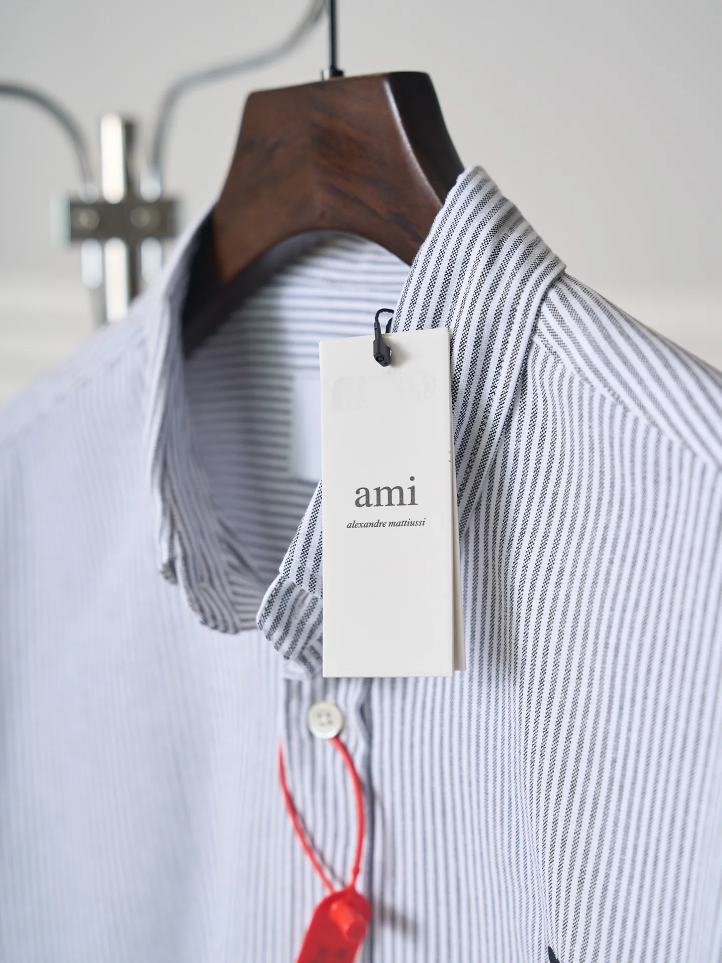 [Real auction] Ami/Ami Paris black label love embroidered striped long-sleeved shirt [In Stock] 39 40 41 42 Customized harp pattern combed Oxford spinning, tight and smooth, comfortable and close to the skin, the ultimate collision of black and white, using stripes as brushstrokes to measure elegance and sharpness. Black silk thread dances on the chest with the iconic love embroidery, engraved with French romantic code French laziness meets striped order. The sense of order in stripes will give you an aura of control over the overall situation. Black and White woven gentleman's knot reveals a sense of luxury in the subtleties. The beauty of layers is all in the stripes. Using imported machine embroidery technology. Using advanced computer control systems and precision mechanical components to realize Ami's love embroidery work. High precision. Smooth and delicate lines. Three-dimensional tailoring of the human body. Return to traditional craft techniques. Techniques of segmentation, folding, shrinking and stretching. The so-called slow work and careful work are the respect for the material and the pursuit of hand feel. The workmanship is complex and tedious, slow in aging and high in loss. The fabrics have been sand washed to have a better hand feel and texture. It is not easy to deform, not easy to shrink, not easy to fade, and maintains long-term beauty and loose fit.